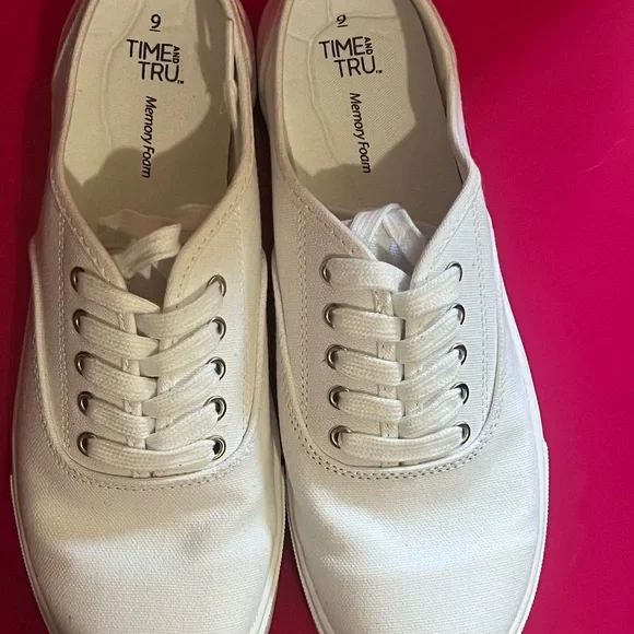 Time and Tru Women's Casual Lace up Memory Foam Sneakers Size: 9 - Picture 1 of 3